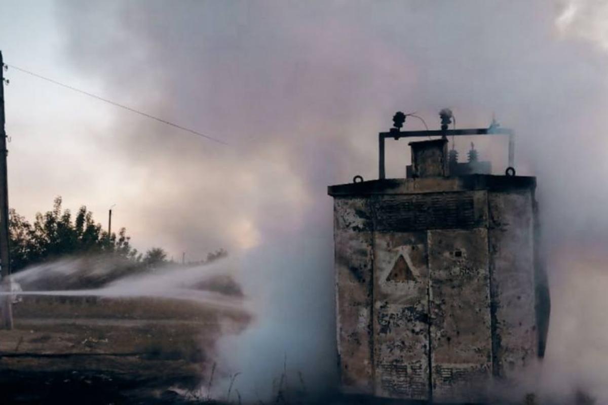 У селищі під Сєвєродонецьком сталася пожежа: вогнем знищено КТП - фото У селищі під Сєвєродонецьком сталася пожежа: вогнем знищено КТП - фото