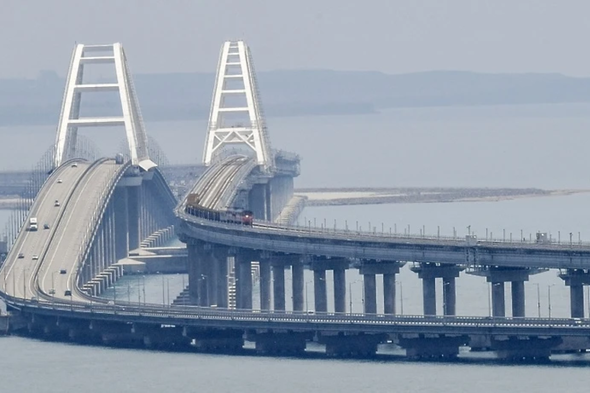 Трижды за ночь: Оккупанты пожаловались на атаки на Крымский мост Трижды за ночь: Оккупанты пожаловались на атаки на Крымский мост