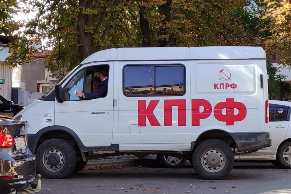 Просроченные продукты и газетка в подарок: В сети показали, чем оккупанты подкупают свой электорат на Луганщине Просроченные продукты и газетка в подарок: В сети показали, чем оккупанты подкупают свой электорат на Луганщине
