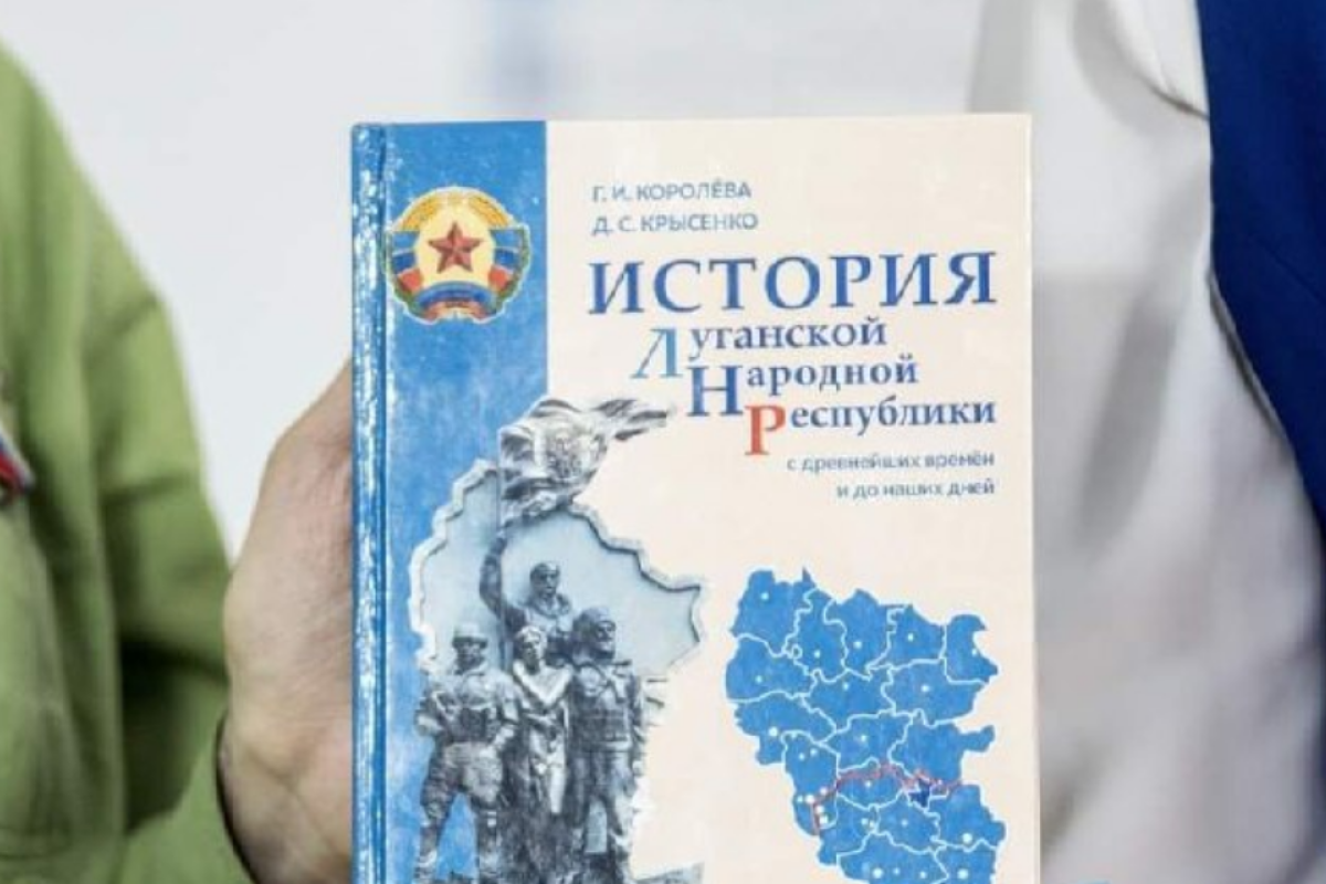 "Так происходит этноцид": В сети показали, какие учебники россияне завезли в школы оккупированной Луганщины "Так происходит этноцид": В сети показали, какие учебники россияне завезли в школы оккупированной Луганщины