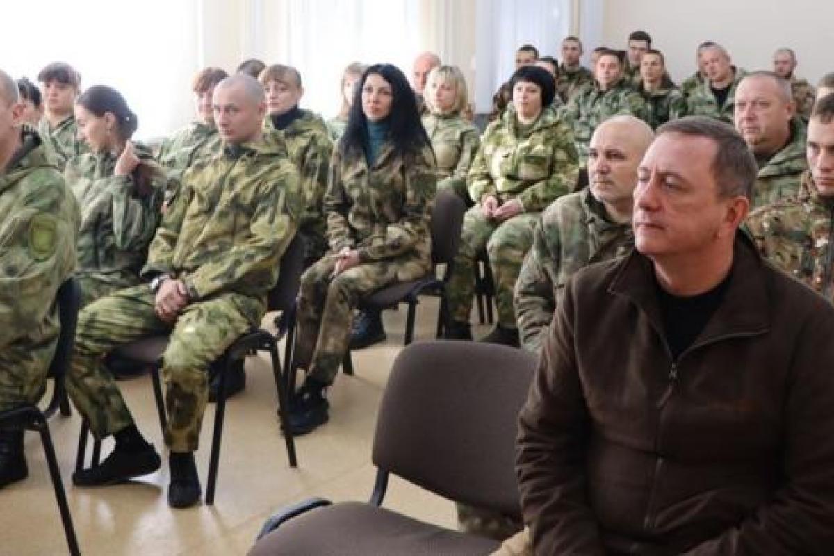 В Северодонецке полицейские-предатели присягнули оккупантам - фото В Северодонецке полицейские-предатели присягнули оккупантам - фото