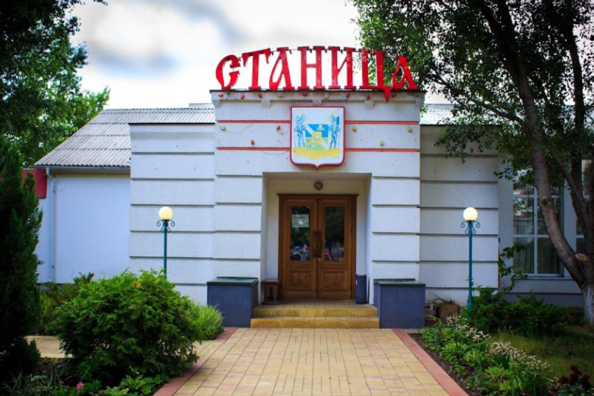 Перші злодії: на фото з "адміністрацією" міста рубіжани виявили вкрадену картину Перші злодії: на фото з "адміністрацією" міста рубіжани виявили вкрадену картину
