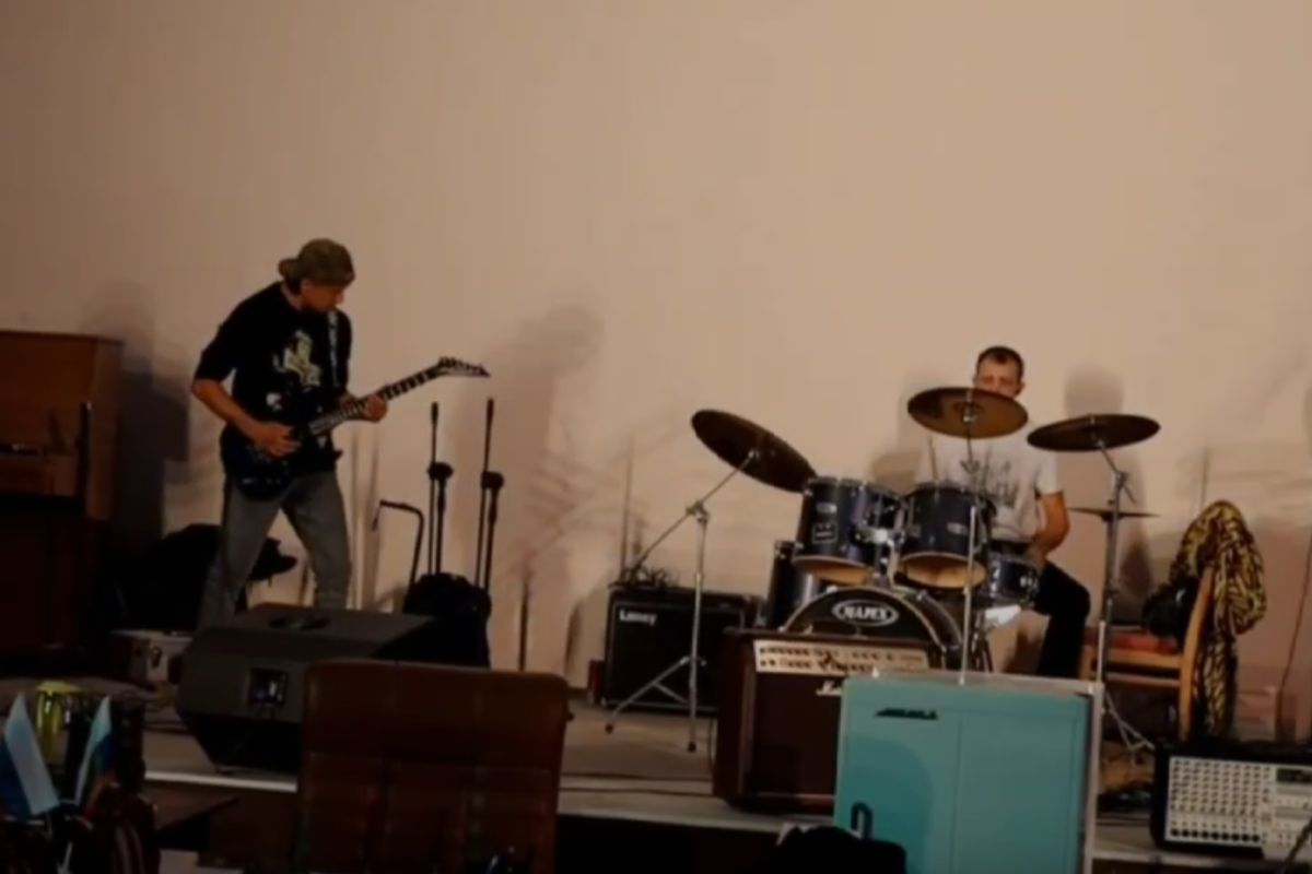 "Вони в "Карамболі" грали": у мережі обговорюють появу "нової" рок-групи у Сєвєродонецьку - фото