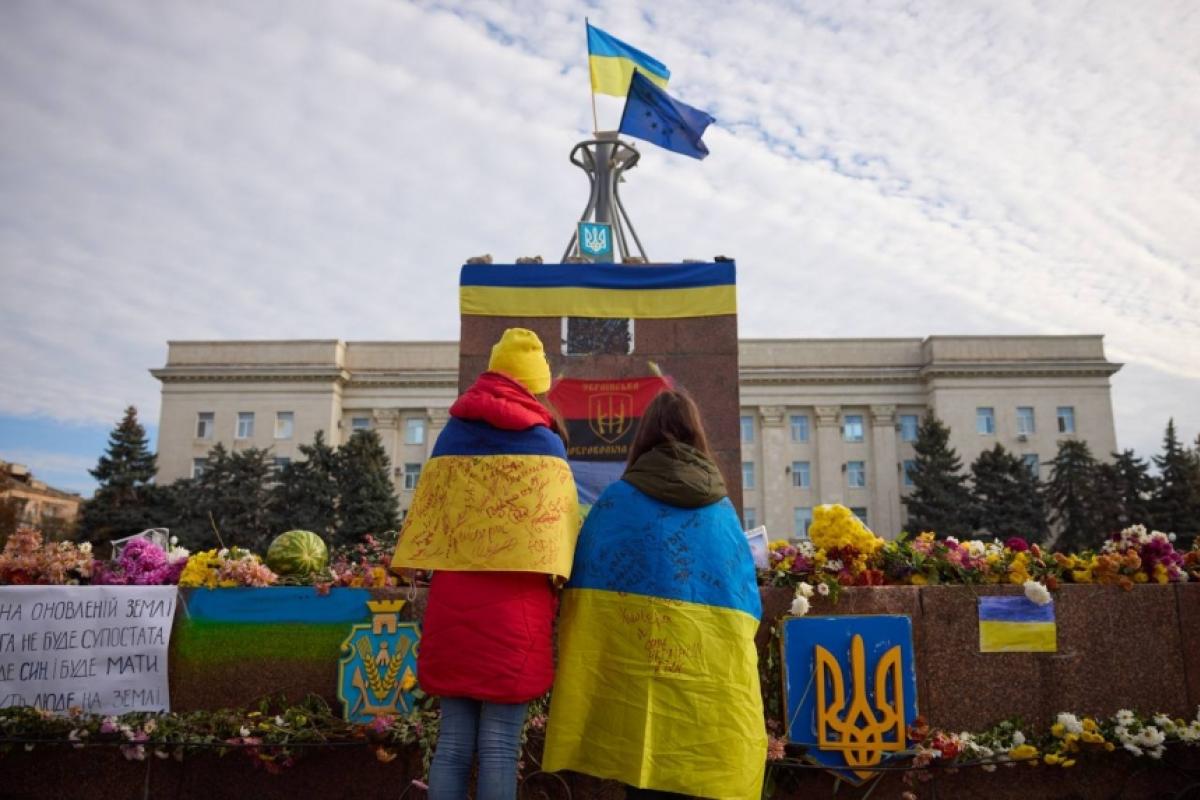 Росія ніколи не приходить "назавжди": Зеленський привітав із днем визволення Херсона Росія ніколи не приходить "назавжди": Зеленський привітав із днем визволення Херсона