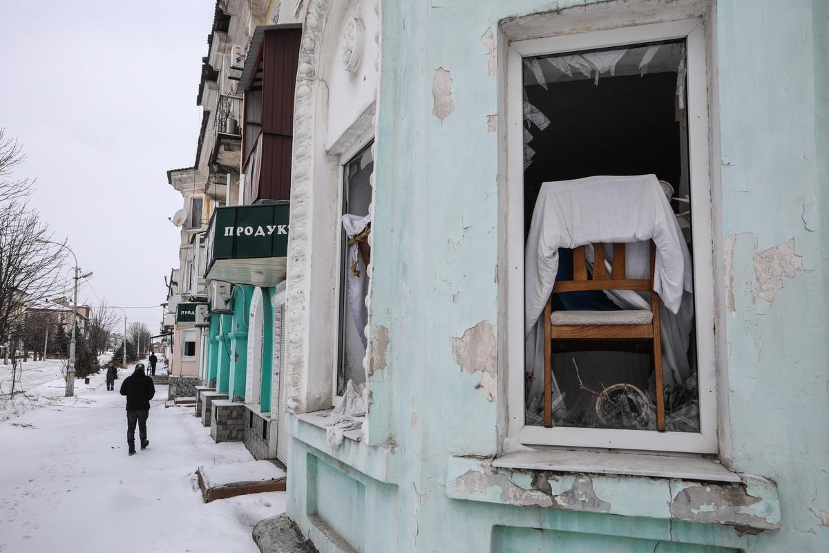 "Героїчно рятують людей від морозів": У Лисичанську замість опалення окупанти обіцяють світло