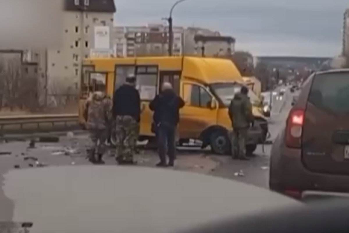 "Каждую неделю кого-то убивают и давят": В оккупированном Луганске произошло смертельное ДТП с участием военных "Каждую неделю кого-то убивают и давят": В оккупированном Луганске произошло смертельное ДТП с участием военных