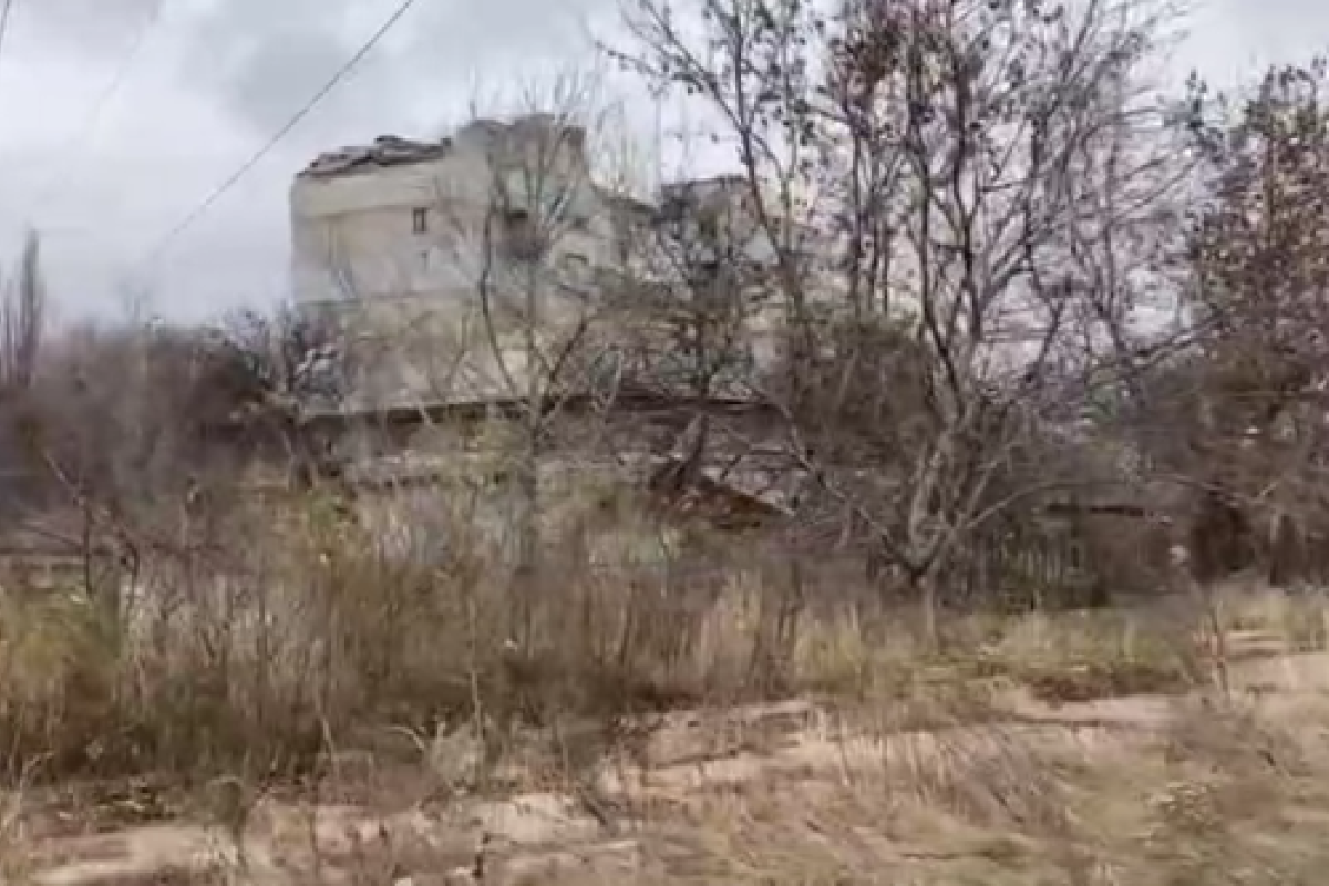 Оккупанты сообщили о "прилетах" в Лисичанске и показали на видео последствия Оккупанты сообщили о "прилетах" в Лисичанске и показали на видео последствия