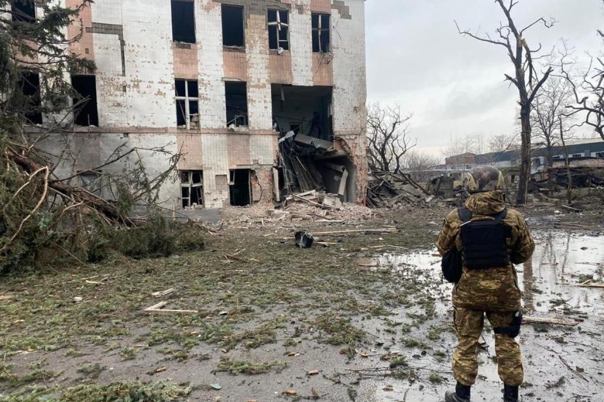 Россияне ударили авиабомбами по шахтам Торецка в Донецкой области, есть жертвы - фото Россияне ударили авиабомбами по шахтам Торецка в Донецкой области, есть жертвы - фото