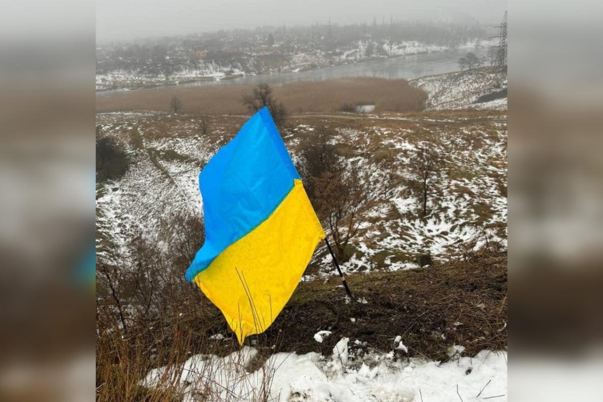 Под "носом" у РФ: в оккупированной Макеевке подняли украинский флаг - видео Под "носом" у РФ: в оккупированной Макеевке подняли украинский флаг - видео