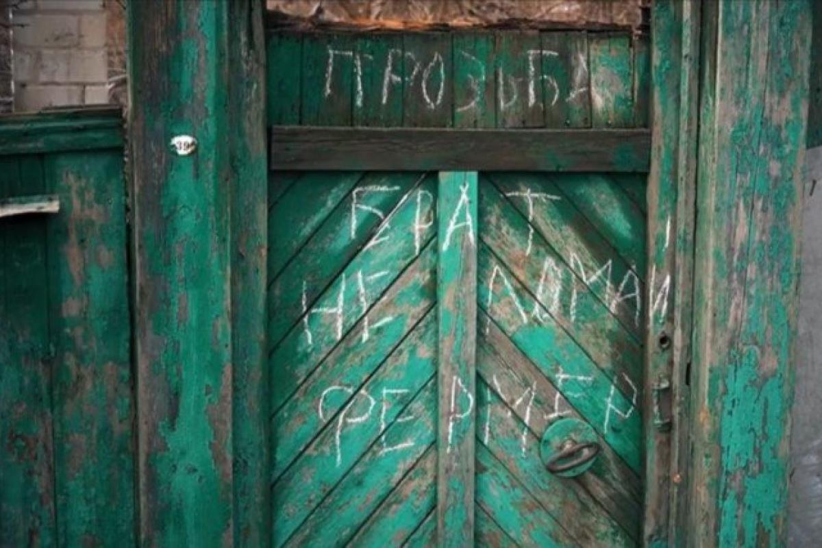 "Навіть не могли ялинку нормально прикрасити": у мережі показали кадри з окупованого Лисичанська "Навіть не могли ялинку нормально прикрасити": у мережі показали кадри з окупованого Лисичанська