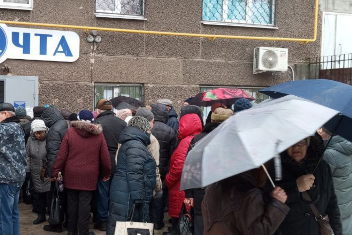 С трех утра в очередь: жители Мариуполя "штурмуют" почту, чтобы получить пенсии