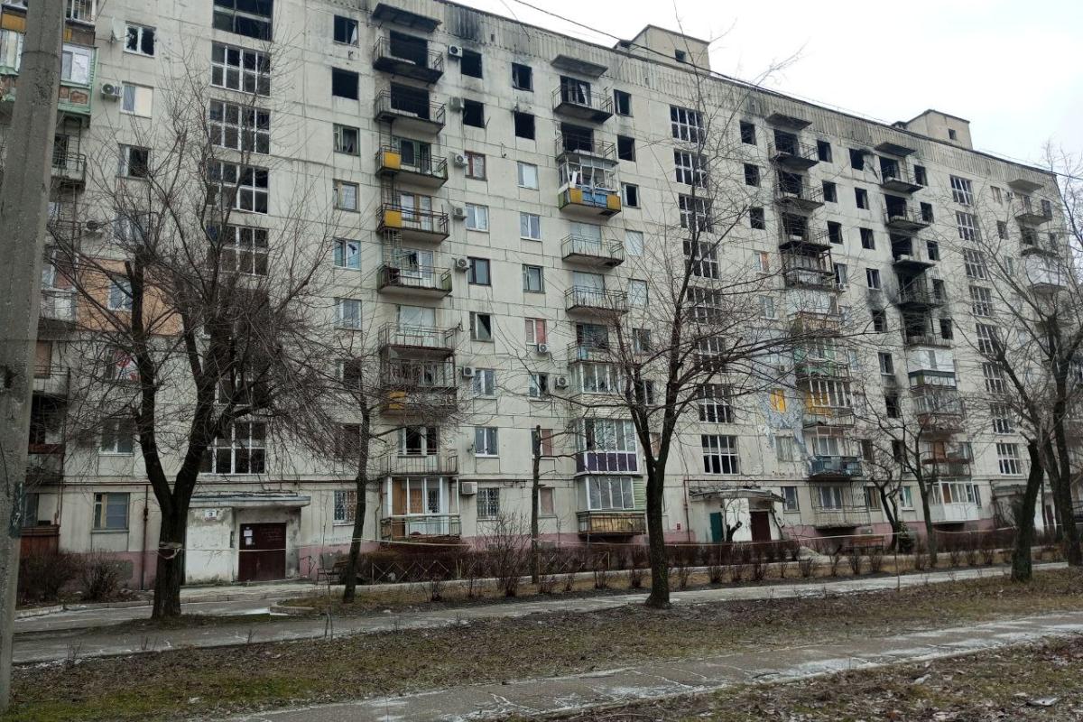 "Течет два этажа": Жительница Северодонецка показала квартиру после "ремонта" крыши - видео "Течет два этажа": Жительница Северодонецка показала квартиру после "ремонта" крыши - видео
