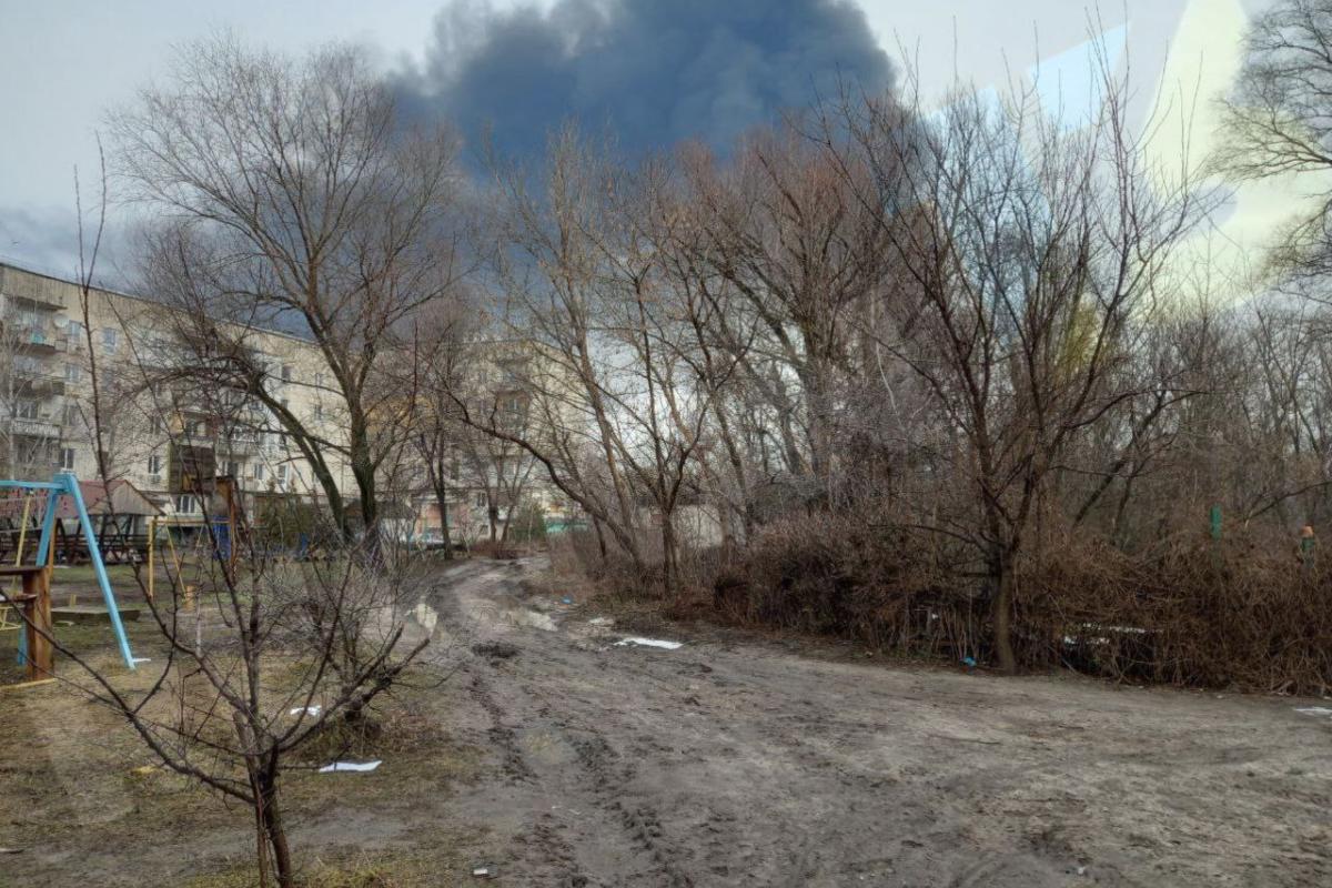 Горит "мирная техника": в сети показали пожар после "прилета" в оккупированной Кременной - видео Горит "мирная техника": в сети показали пожар после "прилета" в оккупированной Кременной - видео