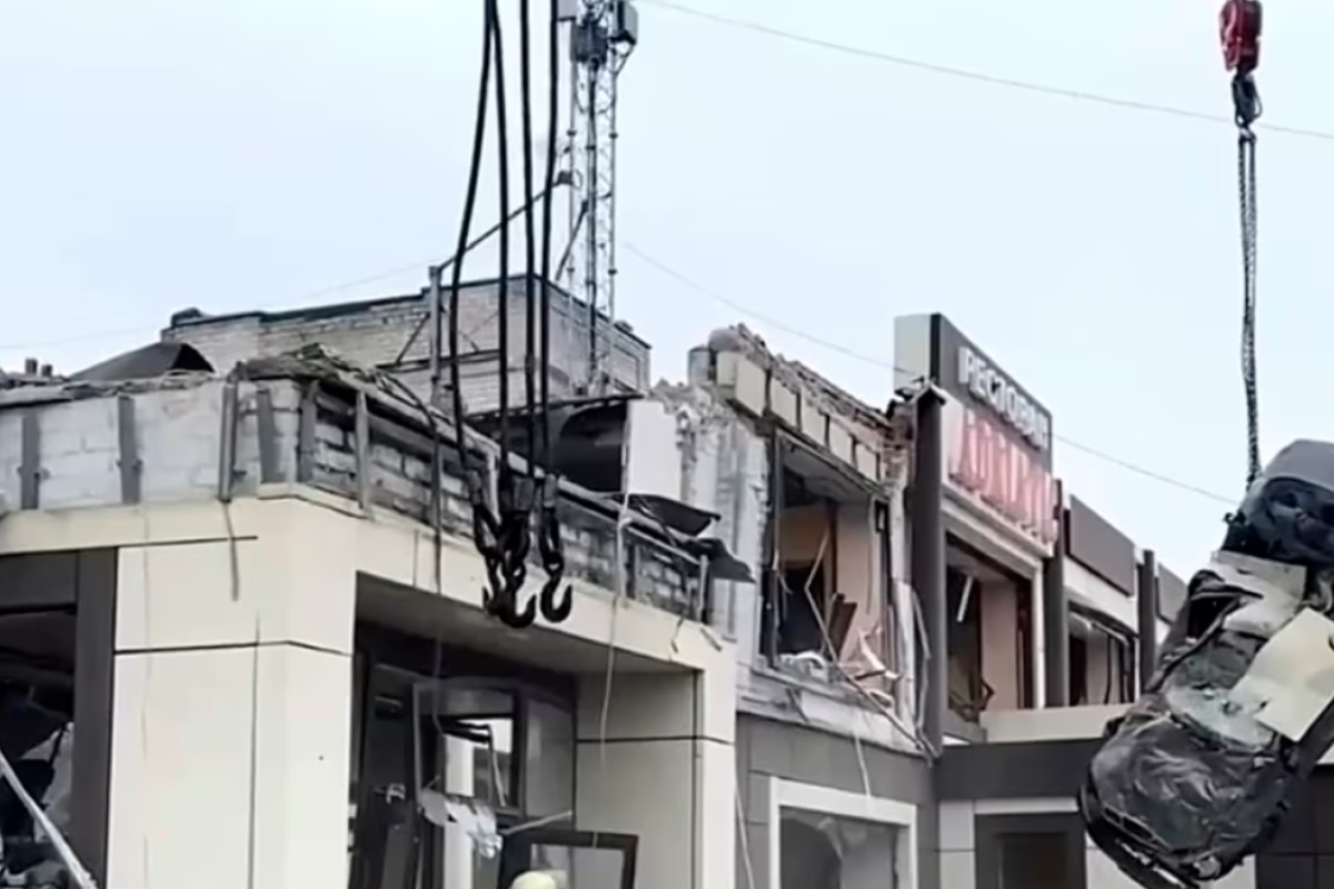 "Спорим, я знаю больше о выживших!": Очевидец рассказал новые подробности об ударе по ресторану "Адриатик" в Лисичанске "Спорим, я знаю больше о выживших!": Очевидец рассказал новые подробности об ударе по ресторану "Адриатик" в Лисичанске