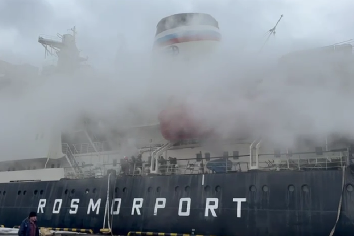 В Санкт-Петербурге загорелся ледокол "Ермак": в сети показали видео В Санкт-Петербурге загорелся ледокол "Ермак": в сети показали видео