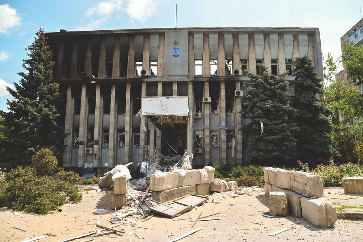 У Лисичанську окупанти ремонтують світлофори, а в сусідніх містах світло включали лише на п'ять днів У Лисичанську окупанти ремонтують світлофори, а в сусідніх містах світло включали лише на п'ять днів