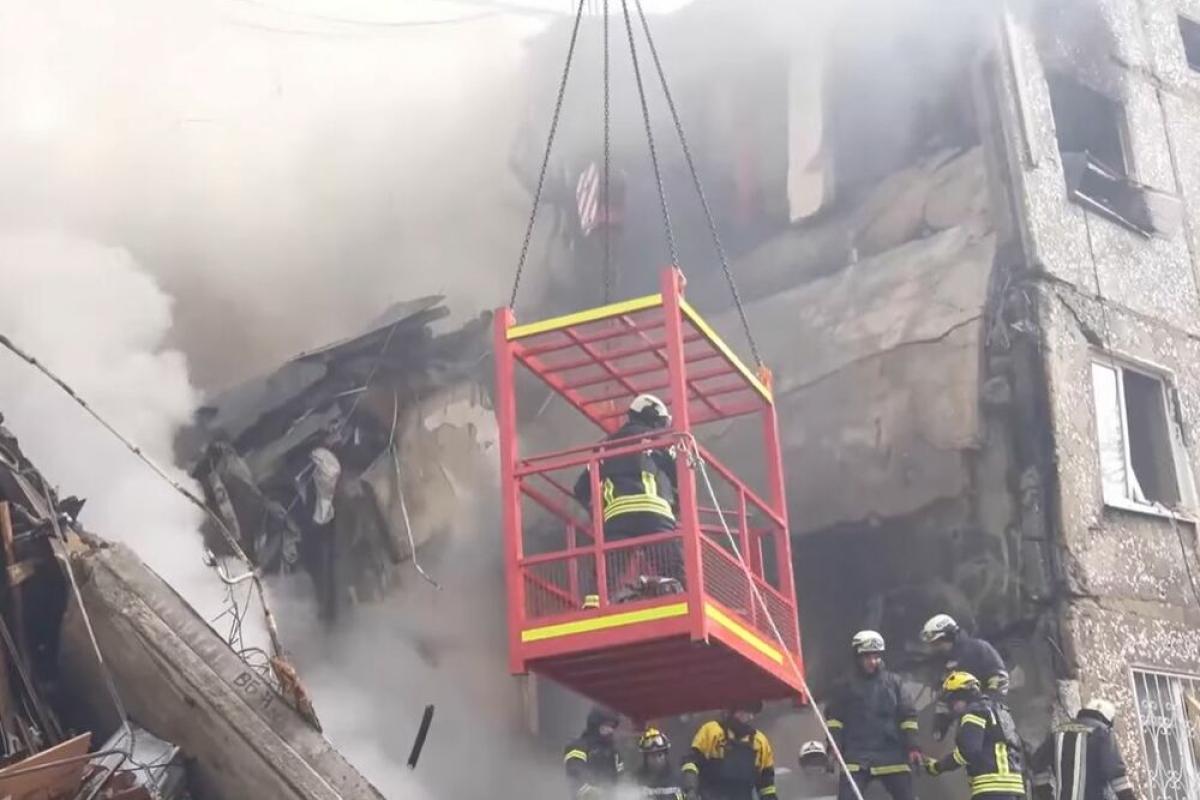 В Сумах из-под завалов спасатели достали тело второго погибшего - видео