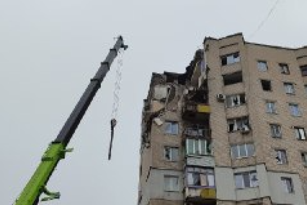 Наслідки нічного "прильоту" у Лисичанську: окупанти показали свіжі кадри - фото Наслідки нічного "прильоту" у Лисичанську: окупанти показали свіжі кадри - фото