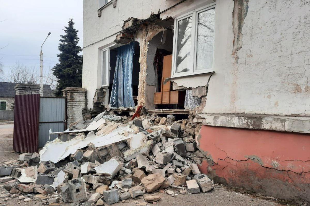 Без обстрілів та землетрусів: В окупованій Кадіївці на Луганщині обвалилася стіна житлового будинку - фото Без обстрілів та землетрусів: В окупованій Кадіївці на Луганщині обвалилася стіна житлового будинку - фото