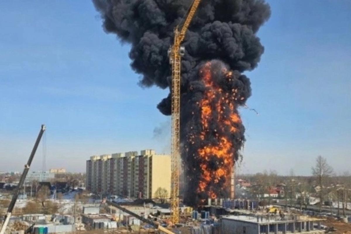 У Твері сталася сильна пожежа у багатоповерхівці: у мережі показали відео У Твері сталася сильна пожежа у багатоповерхівці: у мережі показали відео
