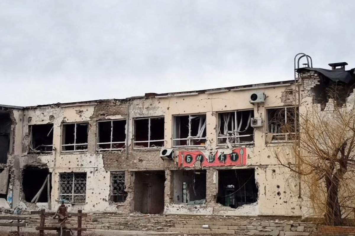 А деревянной скульптуре отрубили голову: в сети показали автовокзал в оккупированном Северодонецке - фото А деревянной скульптуре отрубили голову: в сети показали автовокзал в оккупированном Северодонецке - фото