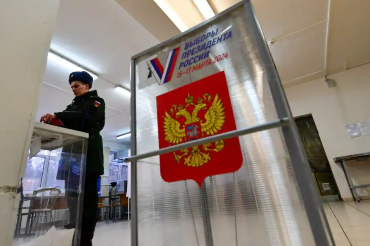 Підпалюють, заливають і підкуповують: У мережі показали, як проходять вибори у РФ і на окупованих територіях - відео Підпалюють, заливають і підкуповують: У мережі показали, як проходять вибори у РФ і на окупованих територіях - відео