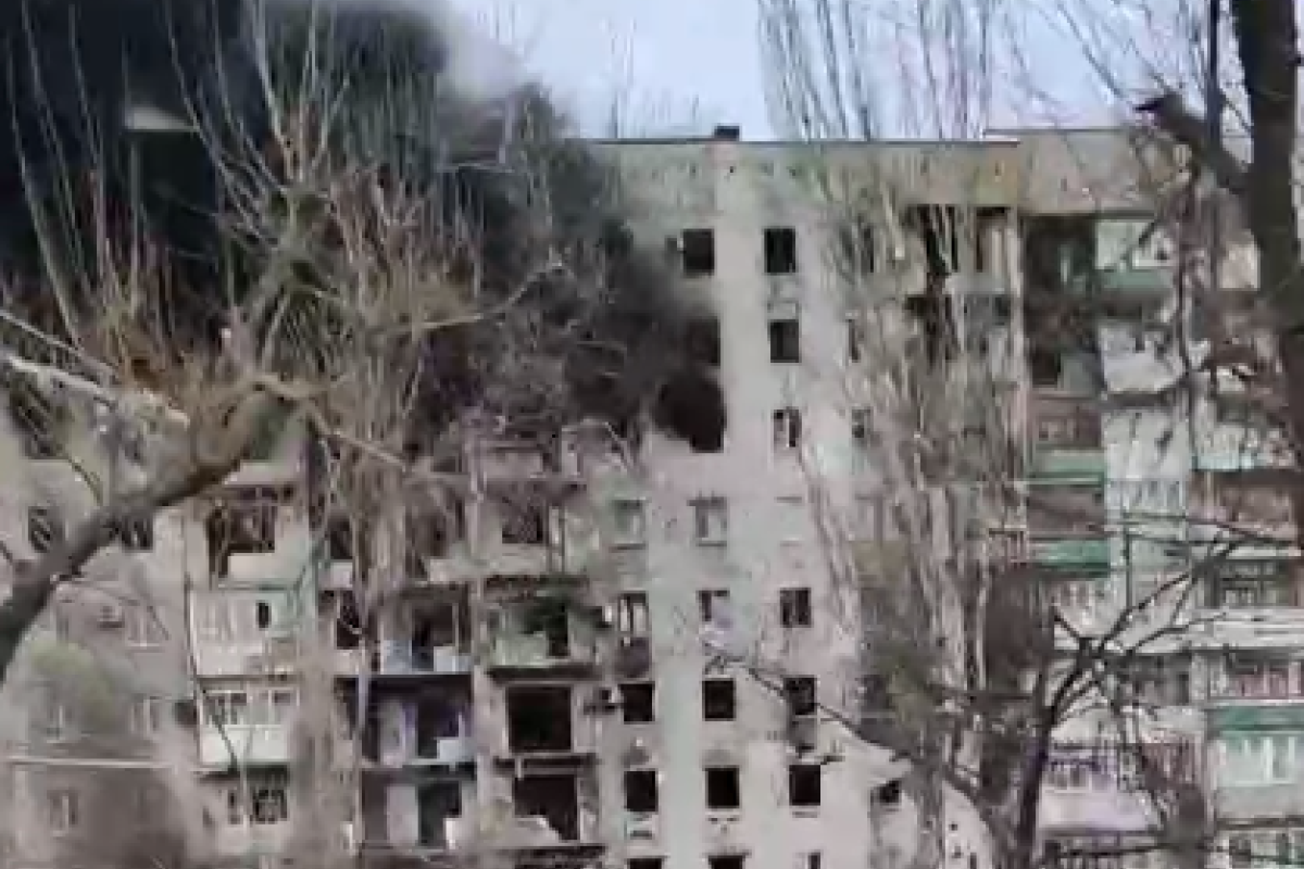 Другий раз на місяць: У мережі показали, як горить багатоповерховий будинок в окупованому Сєвєродонецьку - відео Другий раз на місяць: У мережі показали, як горить багатоповерховий будинок в окупованому Сєвєродонецьку - відео