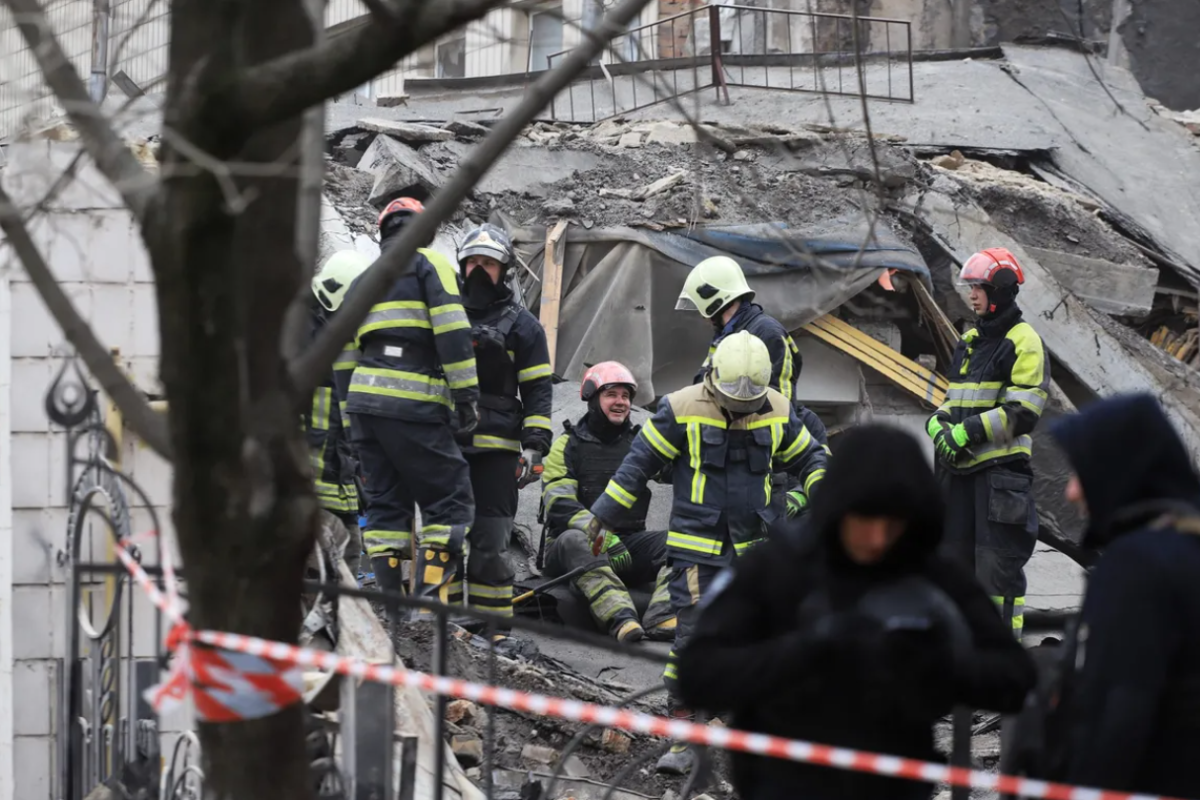 Ракетна атака на Київ: У МНС показали наслідки удару - фото Ракетна атака на Київ: У МНС показали наслідки удару - фото