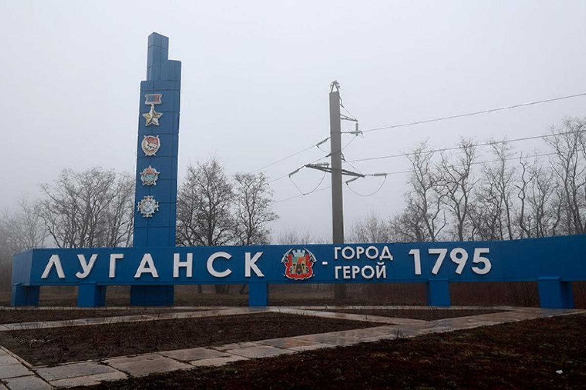 Оккупанты оцепили здание одного из отделений банка в Луганске: что известно Оккупанты оцепили здание одного из отделений банка в Луганске: что известно