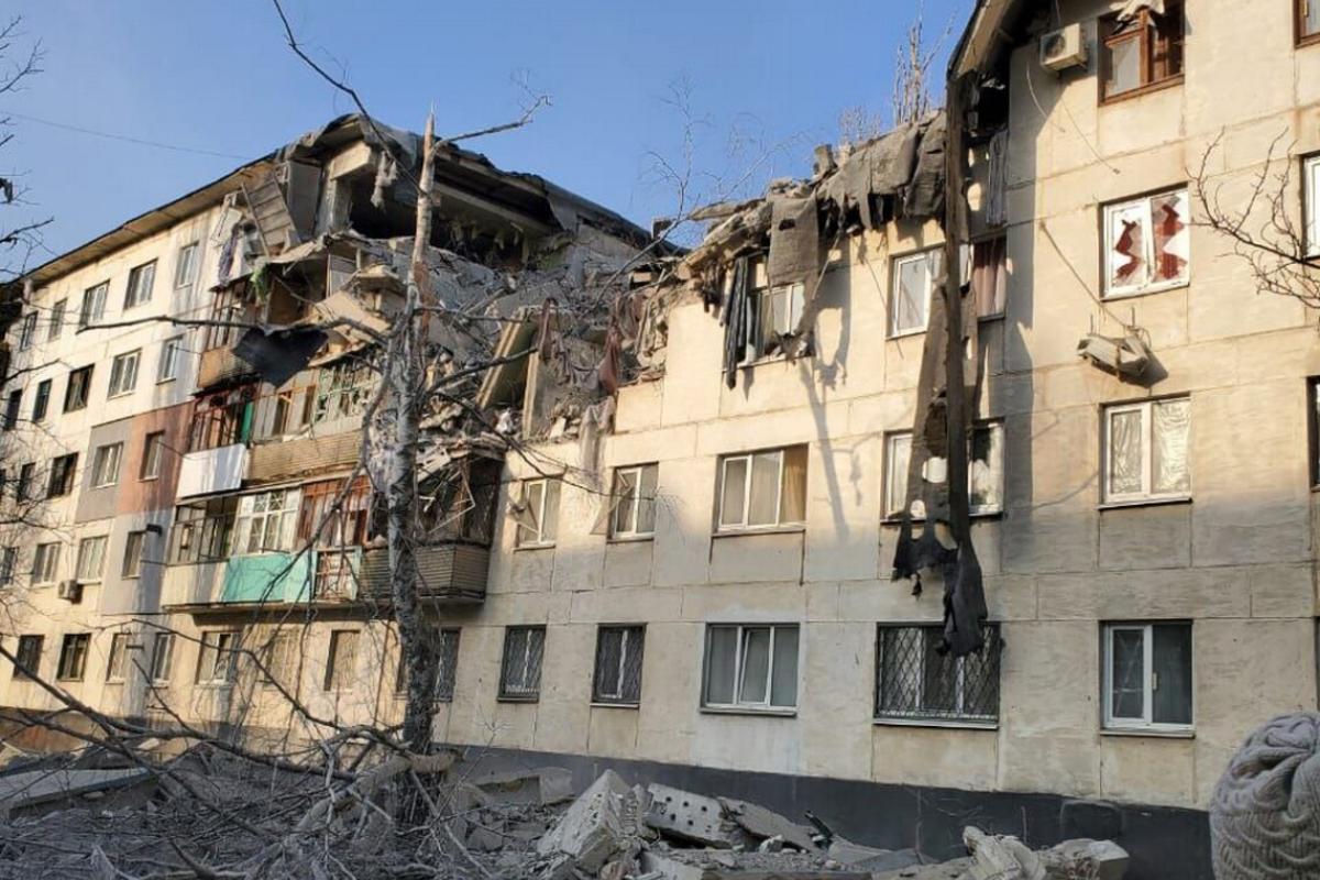 "Робота на публіку": У мережі показали, як у Лисичанську ремонтують покрівлю на багатоповерхових будинках - фото "Робота на публіку": У мережі показали, як у Лисичанську ремонтують покрівлю на багатоповерхових будинках - фото