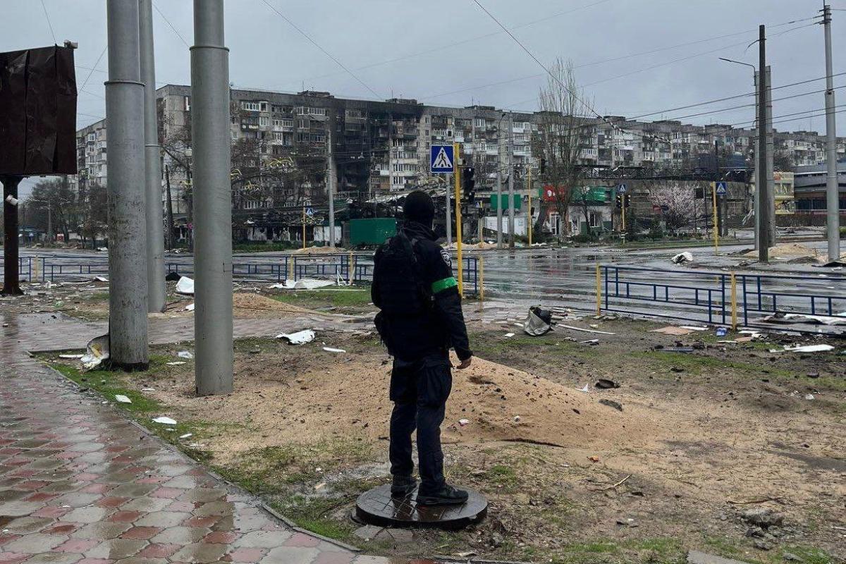 "Відкрили свої магазини з крадених речей": Як жителі Лисичанська та Сєвєродонецька адаптувалися до нових реалій "Відкрили свої магазини з крадених речей": Як жителі Лисичанська та Сєвєродонецька адаптувалися до нових реалій