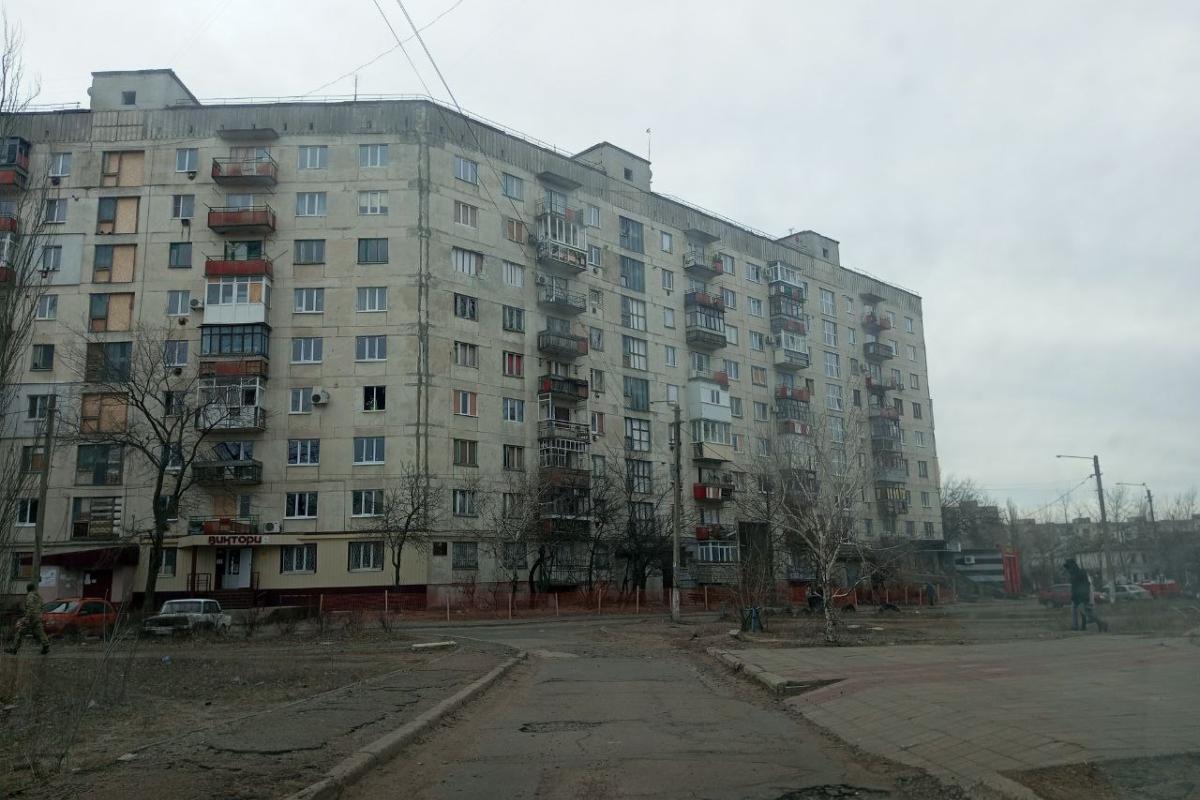 "Жилье даже не строят, а латают": Жители Рубежного рассказали, как реально проходит "ремонт" разрушенных домов