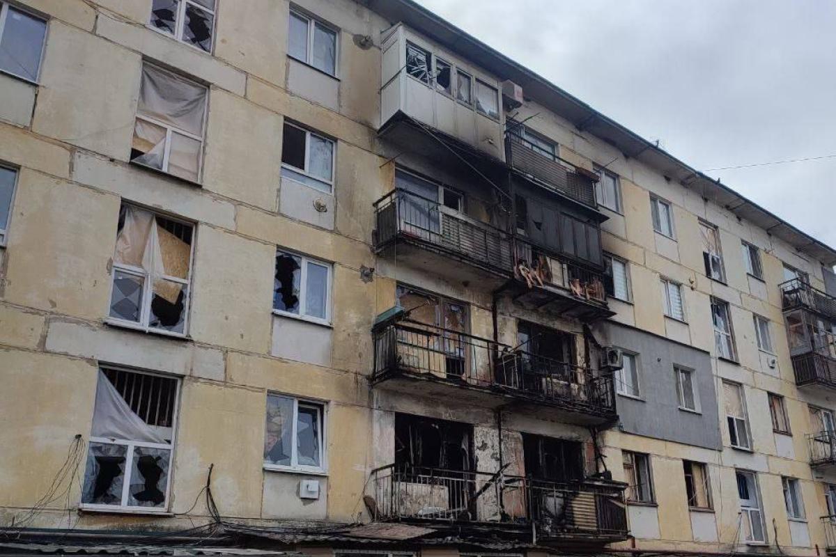 Оккупанты показали последствия "прилета" в Кременной на Луганщине - фото Оккупанты показали последствия "прилета" в Кременной на Луганщине - фото