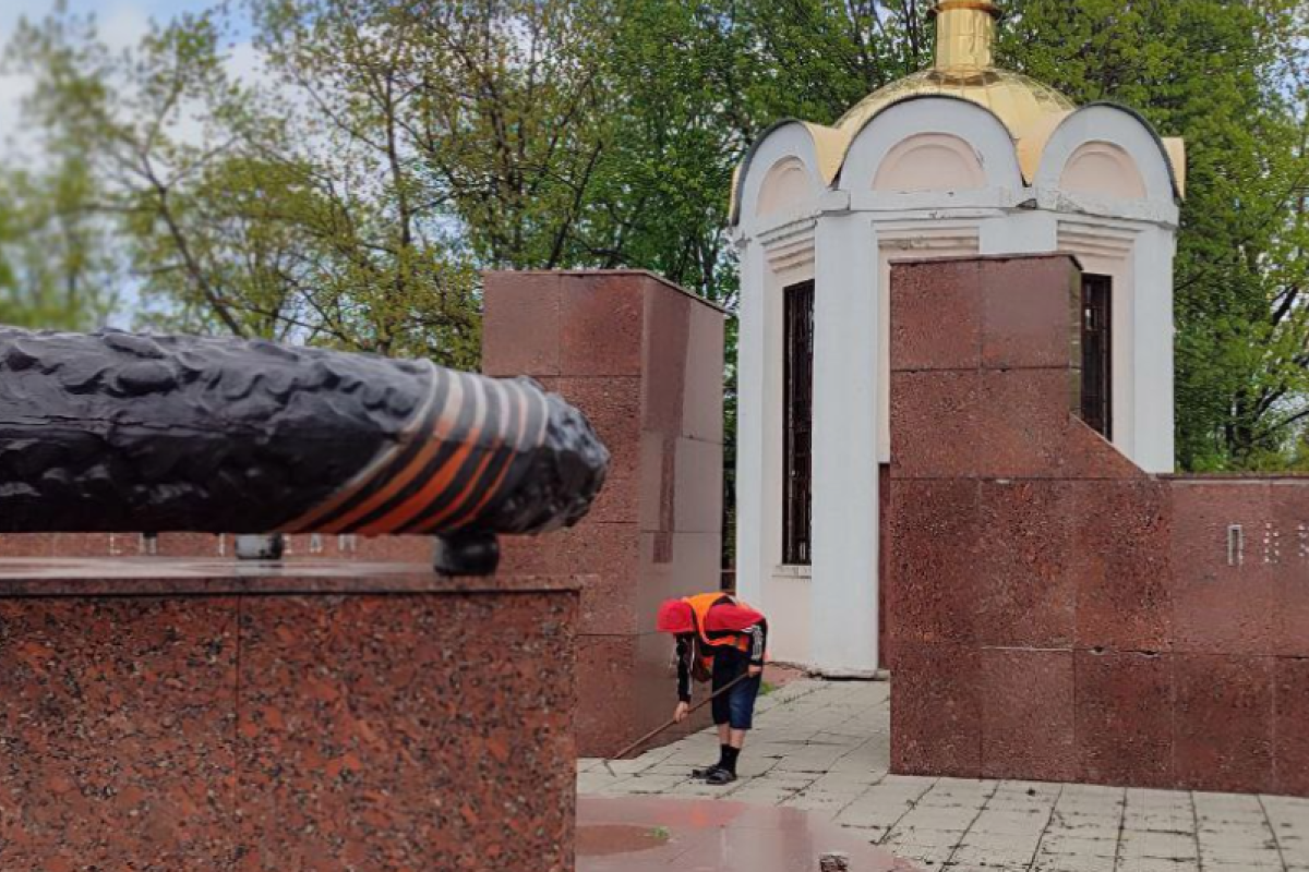 "О гербицидах, наверное, не слышали": Оккупанты показали, как убирают территорию возле памятников Лисичанска - фото "О гербицидах, наверное, не слышали": Оккупанты показали, как убирают территорию возле памятников Лисичанска - фото