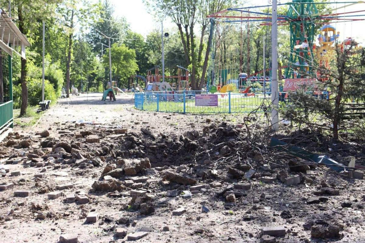 В Кадиевке ночью "с неба камни свалились": Оккупанты показали последствия "прилета" на Луганщине - фото