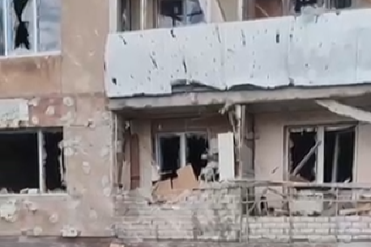 "Осколками побило все": В сети показали на видео последствия "прилета" в оккупированном Лисичанске "Осколками побило все": В сети показали на видео последствия "прилета" в оккупированном Лисичанске
