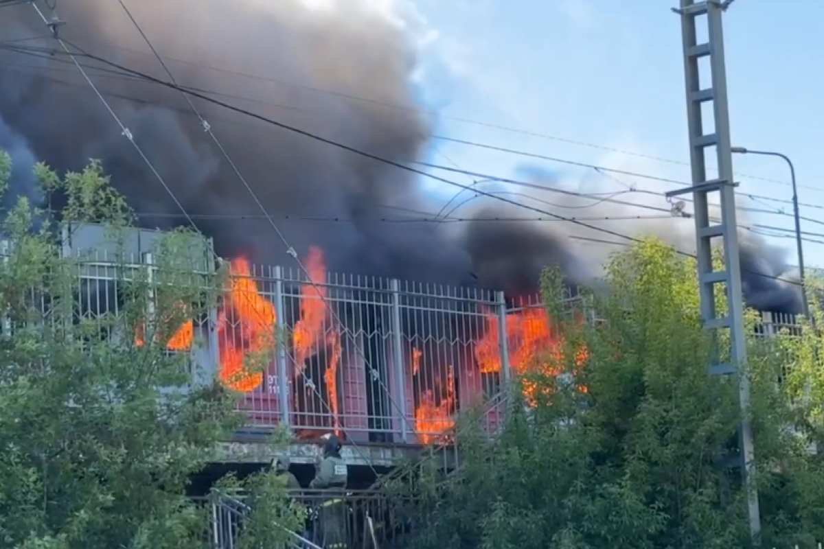 В Подмосковье загорелась электричка: в сети показали видео с места происшествия В Подмосковье загорелась электричка: в сети показали видео с места происшествия