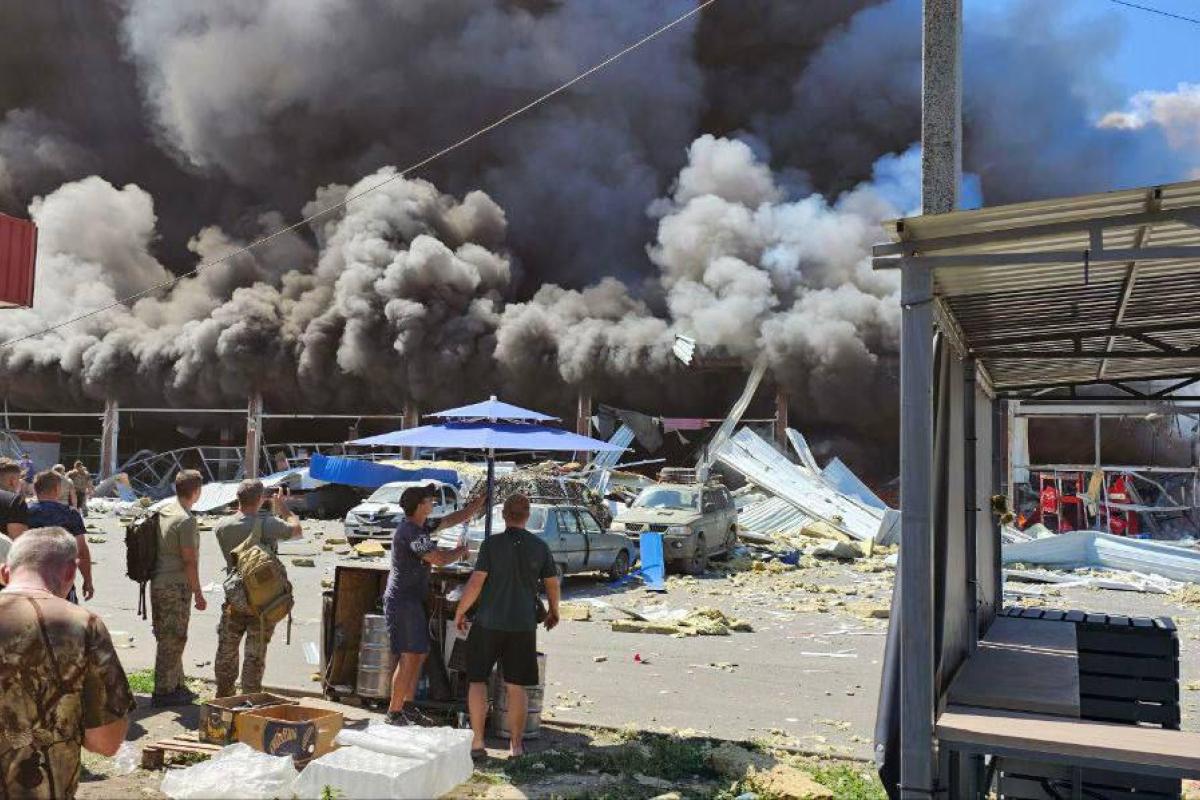 Росіяни вдарили по супермаркету в Костянтинівці, в якому було багато людей: фото та відео від очевидців Росіяни вдарили по супермаркету в Костянтинівці, в якому було багато людей: фото та відео від очевидців