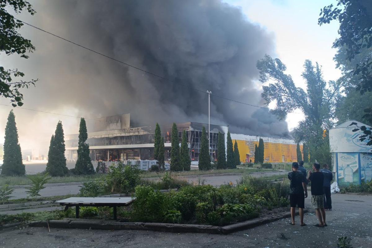В окупованому Донецьку горить торговий центр "Галактика": відео В окупованому Донецьку горить торговий центр "Галактика": відео