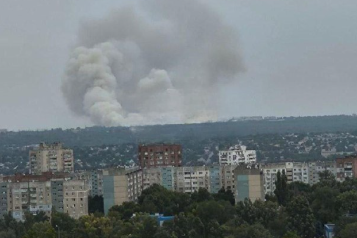 Серия мощных взрывов в оккупированном Луганске: жители сообщают о многочисленных "прилетах" Серия мощных взрывов в оккупированном Луганске: жители сообщают о многочисленных "прилетах"