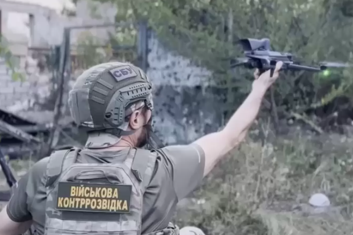 Украинские десантники показали на видео, как с помощью дрона берут в плен оккупантов Украинские десантники показали на видео, как с помощью дрона берут в плен оккупантов