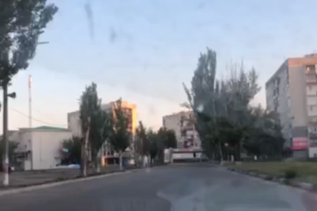 Без людей, но с бездомными собаками: в сети показали видео из оккупированного Лисичанска Без людей, но с бездомными собаками: в сети показали видео из оккупированного Лисичанска