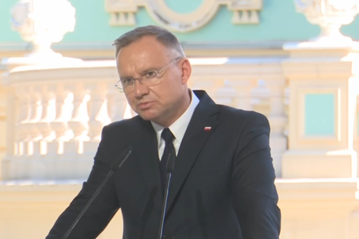 Дуда і Зеленський обмінялися жартами про російську армію: президент Польщі пропонує захист для солдатів, що втікають Дуда і Зеленський обмінялися жартами про російську армію: президент Польщі пропонує захист для солдатів, що втікають