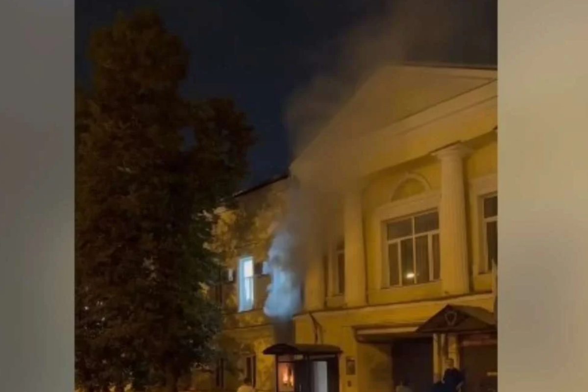 У російській Казані підпалили будівлю військового суду: у мережі показали відео з місця події