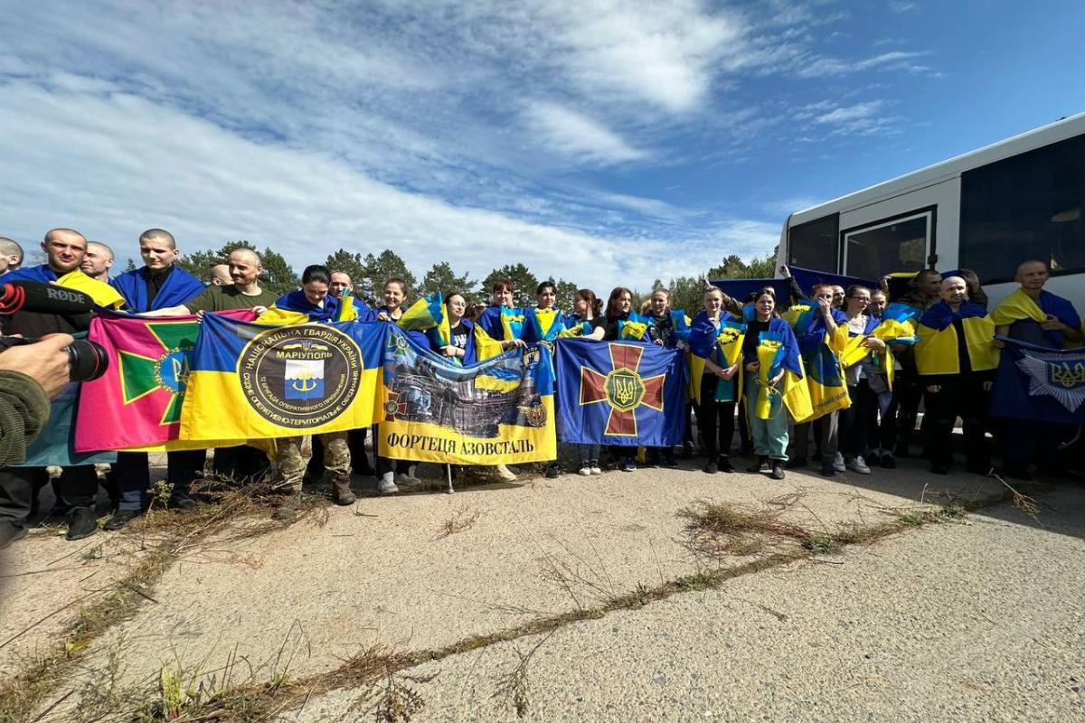 Повернення героїв: 49 українців повернулися з полону, у тому числі захисники "Азовсталі" Повернення героїв: 49 українців повернулися з полону, у тому числі захисники "Азовсталі"