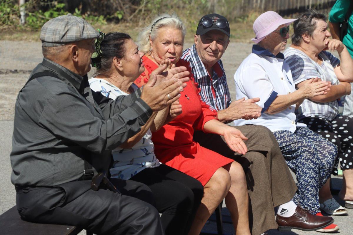 "Белые розы" и "Погода в доме": Как оккупанты развлекали жителей поселка вблизи Северодонецка