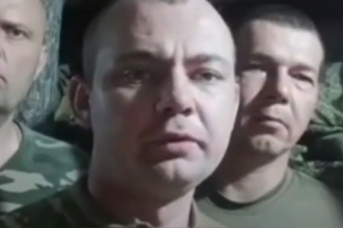 "Своим на них плевать": Военные РФ обвинили на видео командира в снятии денег с карточек погибших "Своим на них плевать": Военные РФ обвинили на видео командира в снятии денег с карточек погибших
