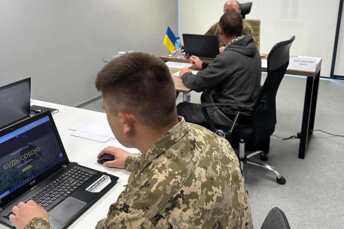 В Польше стартовал набор добровольцев в украинский легион: глава Минобороны озвучил число желающих
