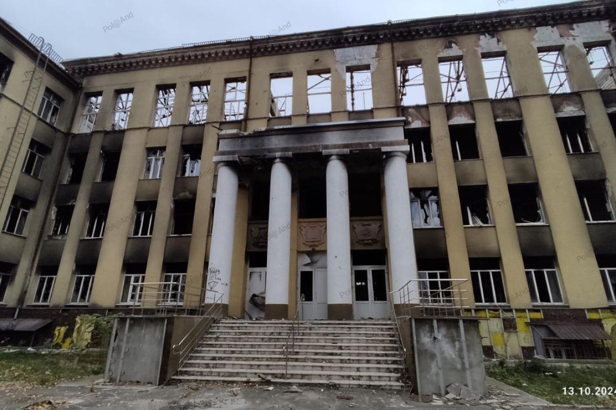 В сети показали на фото, как сейчас выглядит одна из школ в оккупированном Северскодонецке В сети показали на фото, как сейчас выглядит одна из школ в оккупированном Северскодонецке