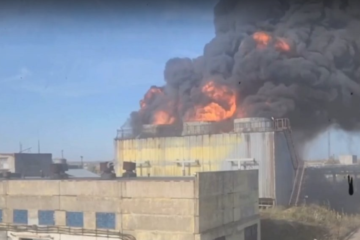 У російській Пермі спалахнула пожежа на хімзаводі: у мережі показали відео